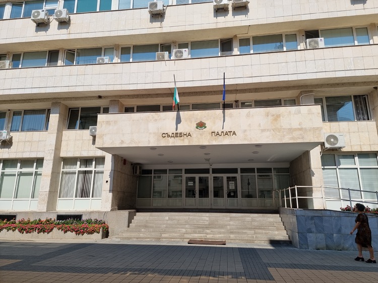 Млад мъж от Ловеч получава осем години затвор за убийството на майка си, след като тялото ѝ бе открито в куфар в мазе.