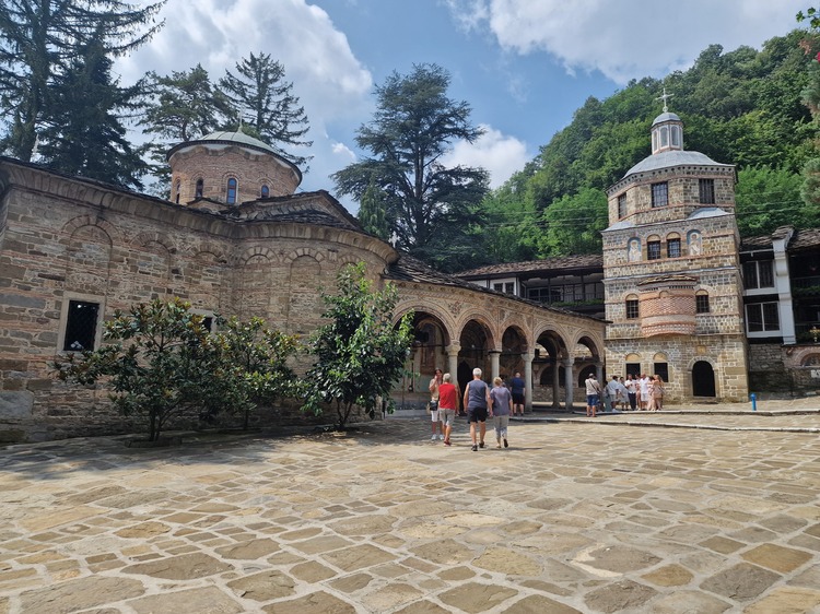 Архимандрит Стефан ще води богослуженията в Троянския манастир по време на Страстната седмица и Великден, дарителка осигурява 2 000 яйца за миряните.