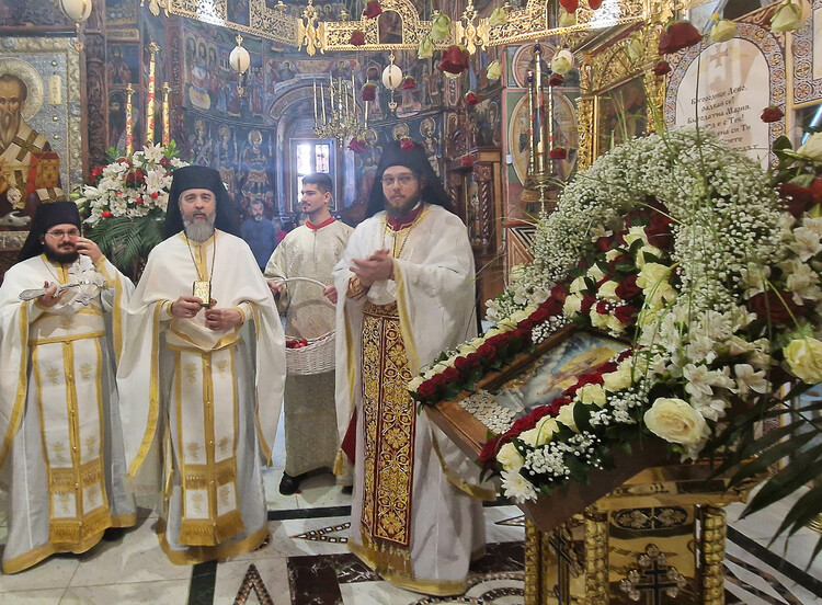 Хиляди вярващи отбелязаха Второ Възкресение Христово с празнично богослужение в Троянския манастир.