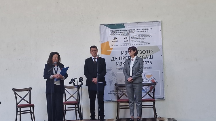 Заместник-министърът на културата откри изложба на ученици от художествени училища в Орешак, подчертавайки значението на изкуството като културен мост във форума „Изкуството да преподаваш изкуство“
