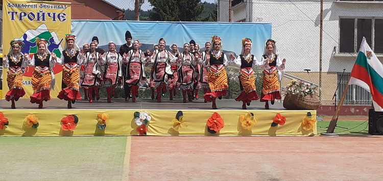 Фолклорният фестивал „Тройче“ в Троян събира над 290 участници и въвежда нов символ – авторско хоро