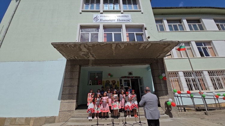 Химнът „Върви, народе възродени“ прозвуча в училището „Панайот Пипков“ в Ловеч в чест на предстоящия 24 май