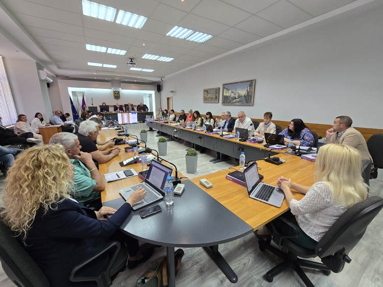 Общински съвет в Ловеч ще гласува декларация за спряно финансиране на ремонта на Драматичния театър