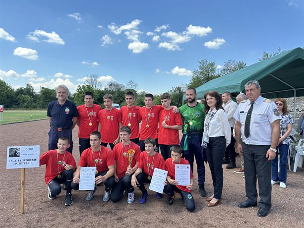 Отборът от Тетевен триумфира на областния етап на младежкото противопожарно състезание в Луковит.