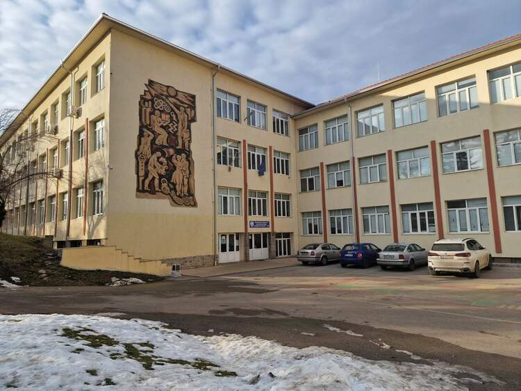 Професионалната гимназия по механоелектротехника в Троян чества 60 години с грандиозен концерт и награди за изтъкнати учители и ученици