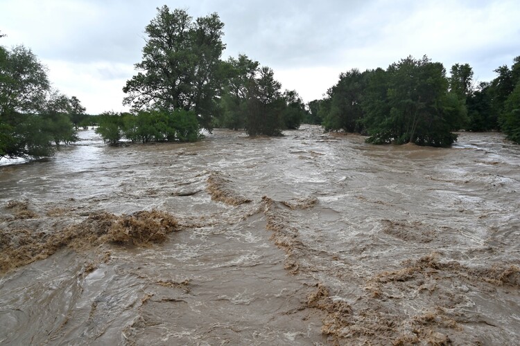 Река Вит излезе от коритото си в Тетевен, кметът свика кризисния щаб заради продължителни валежи