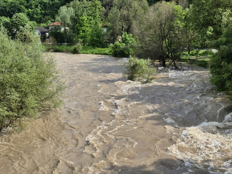 Тетевен избягва бедствено положение след отлив на река Вит: водоподаването временно спряно, но ще бъде възстановено тази вечер.