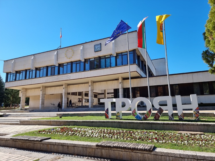 Временна организация на движението в Троян за празника 24 май и абитуриентските балове: промени и забрани за движение и паркиране.