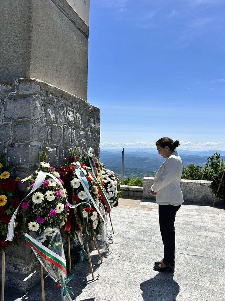 Дора Стоянова се поклони пред героите на връх Околчица на Деня на Ботев и завършването на „Ботеви дни 2025“