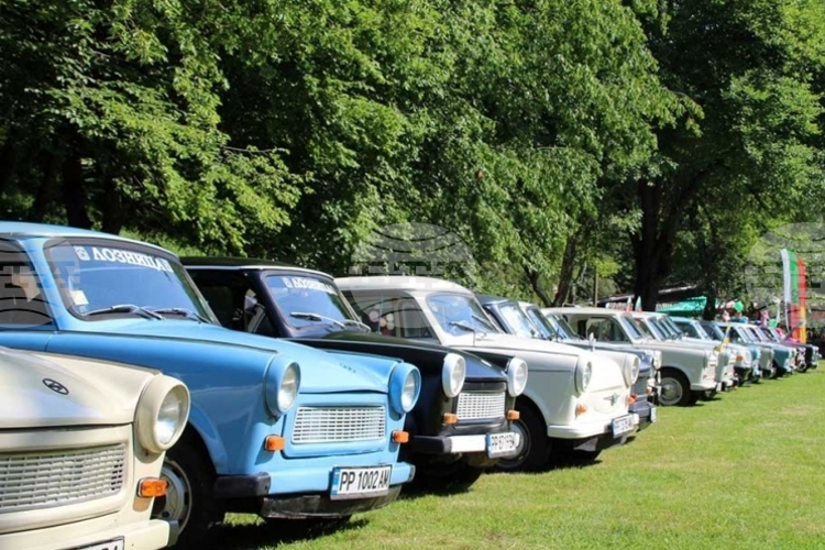 Тетевенската Рибарица посреща тринадесетото издание на „Трабант фест“ с над 100 автомобила и състезатели-ветерани.