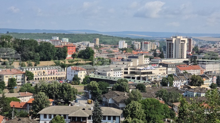 Тридневна операция по дезинсекция в Ловеч и околните села: Обработват зелени площи и детски площадки срещу кърлежи и бълхи.