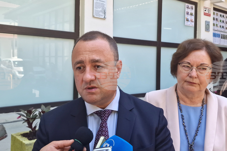 Тунелите „Правец“ и „Топли дол“ ще бъдат отворени на 18 юли след ремонт, а автомагистрала „Хемус“ ще бъде напълно достъпна до края на юли, обяви министърът на регионалното развитие Иван Иванов.