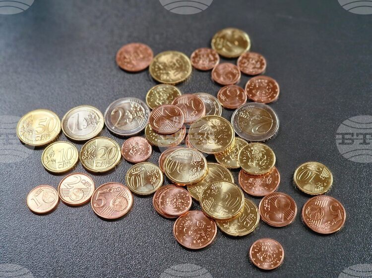 Банкови клонове в Троян предлагат стартови комплекти с евромонети с българска идентичност, опашки липсват, но интересът расте