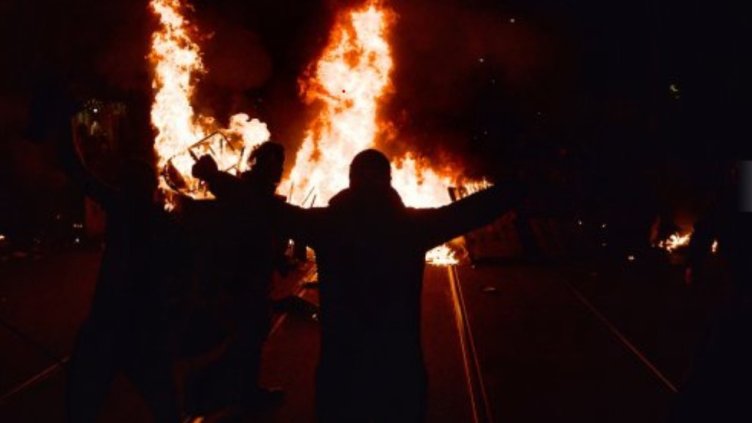 Мирен протест в София ескалира: над десетима задържани и ранени полицаи след сблъсъци с хулигани