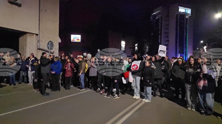 Протест в Ловеч срещу бюджет 2026 прерасна в шествие с призиви за оставка и подписка срещу правителството