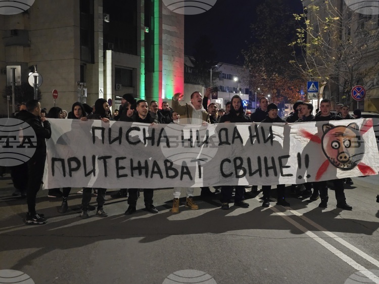 Протестиращи в Ловеч тръгнаха на шествие срещу бюджета за 2026 г., скандирайки „Оставка“ пред местните централи на ДПС и ГЕРБ.