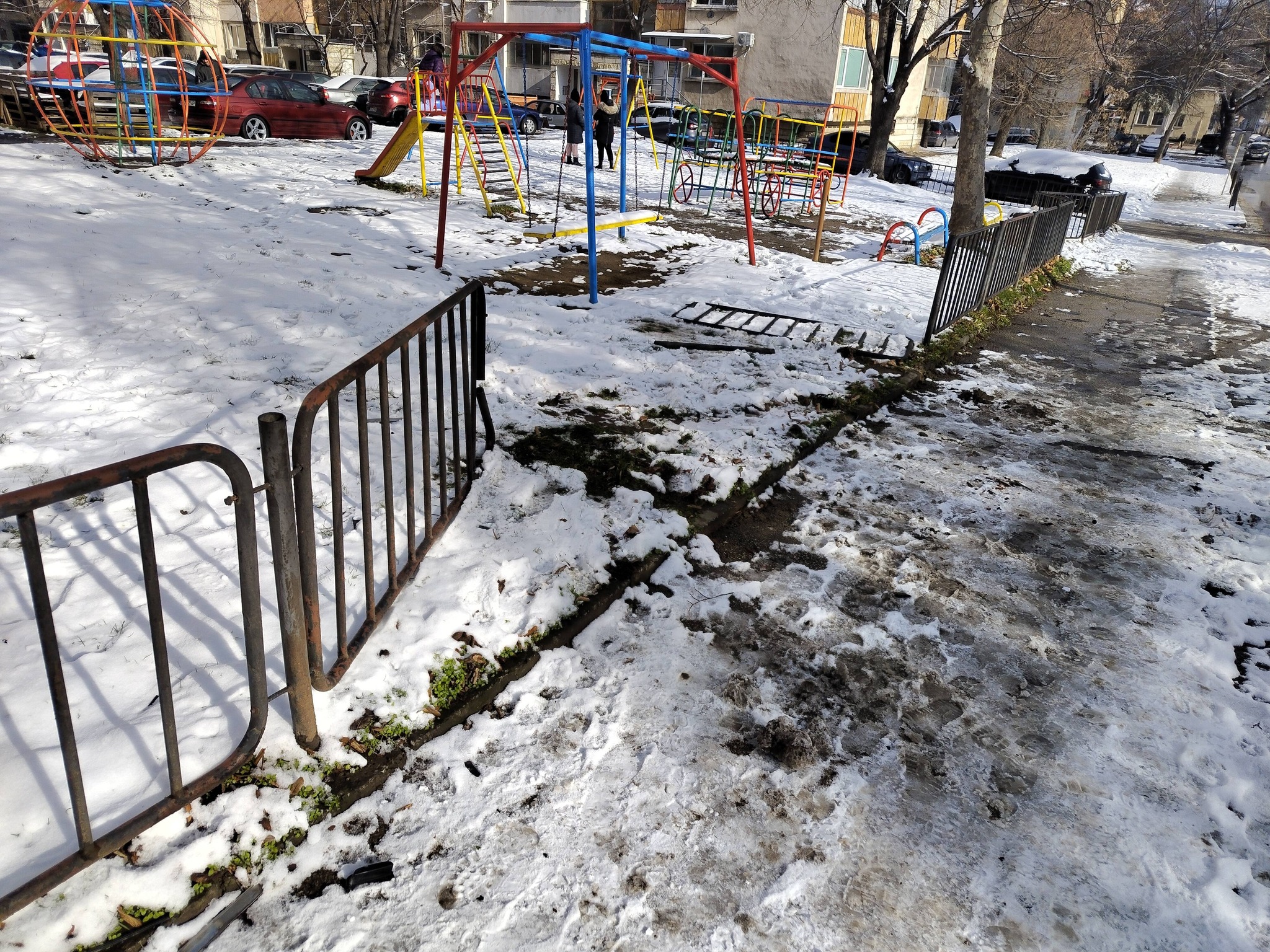 Автомобил се вряза в оградата на детска площадка на ул. „Александър Стамболийски“