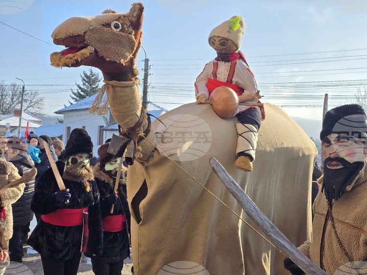 Традиционният обичай „Камилата“ събра жители и гости в ловешкото село Йоглав за поредна година.