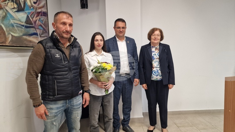 Световната шампионка по самбо Деница Георгиева получи награда от 1500 евро от Община Троян, треньорът ѝ дари своята премия за спортни съоръжения